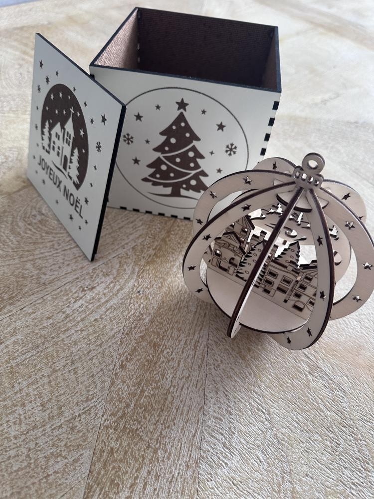 Boule de Noël 3D et sa boîte gravée